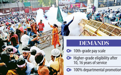 警官が抗議する教師に警棒を使用し、100人以上が負傷