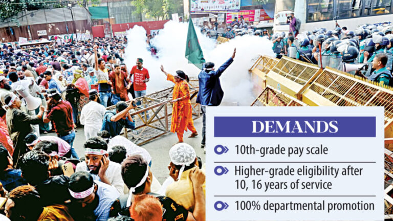 警官が抗議する教師に警棒を使用し、100人以上が負傷