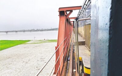 ディナジプール通勤電車に乗って北部の景色を眺める