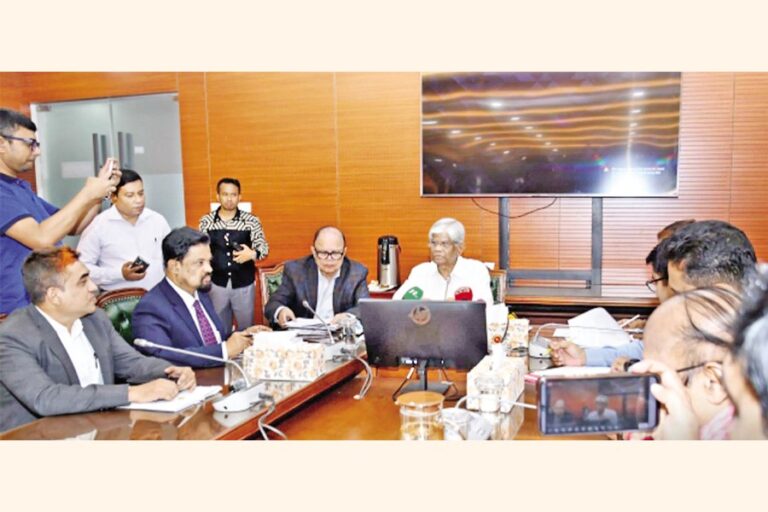 財務顧問のサレフディン・アハメド博士が会議を主宰