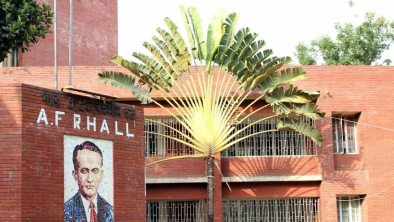 DUのAFラーマン・ホールの学生が、組合幹部のために部屋を空けるよう求めたとして学長を非難