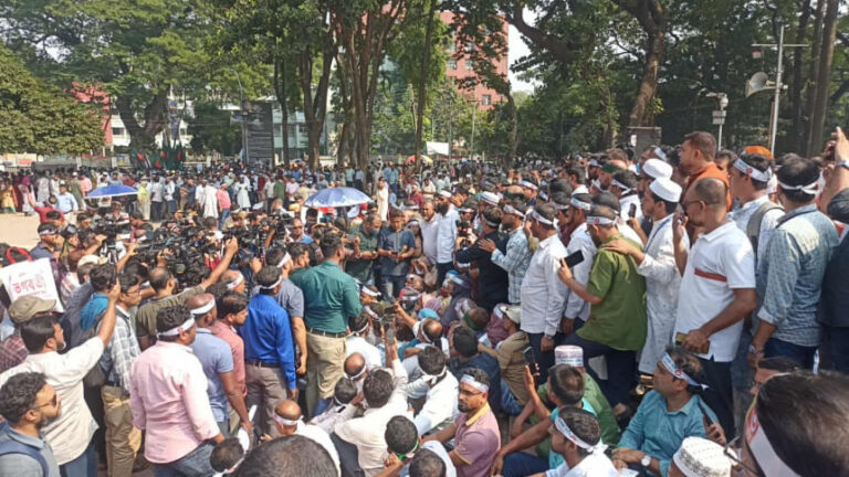 教師らは停職処分を取り消し、抗議活動継続を誓う