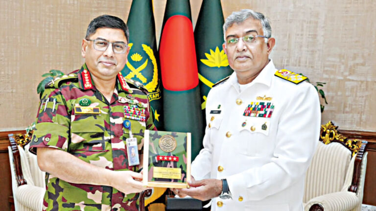 パキスタン海軍司令官が1971年以来初めてバングラデシュを訪問