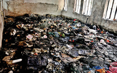 調査を妨げる焼けた駅