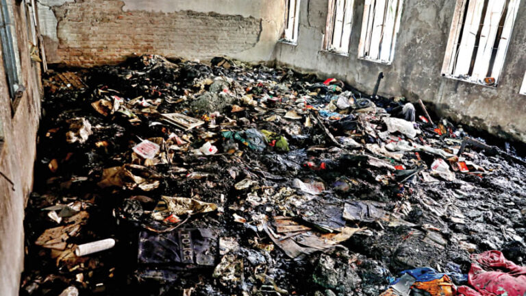 調査を妨げる焼けた駅