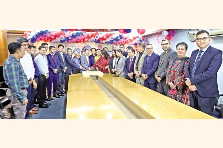 FEは創刊32周年を祝う