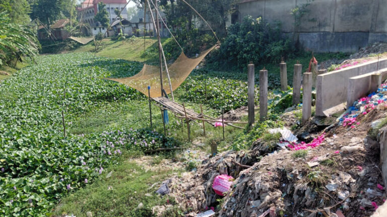 アライクマリ川、侵食と土砂堆積で川が詰まる