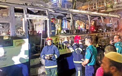 ダッカ、粗雑な爆弾と放火攻撃を受けて警戒を強める