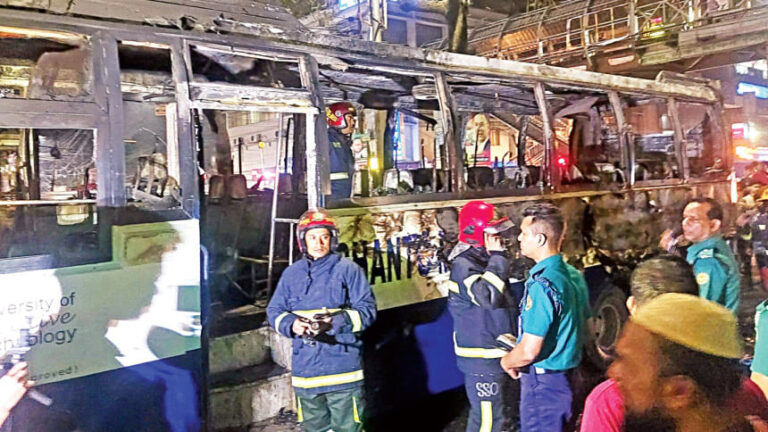 ダッカ、粗雑な爆弾と放火攻撃を受けて警戒を強める