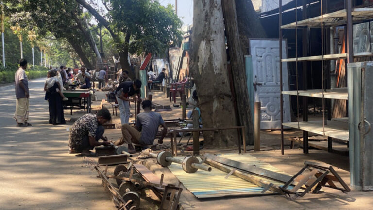 ラジシャヒの歩道を露店が占拠