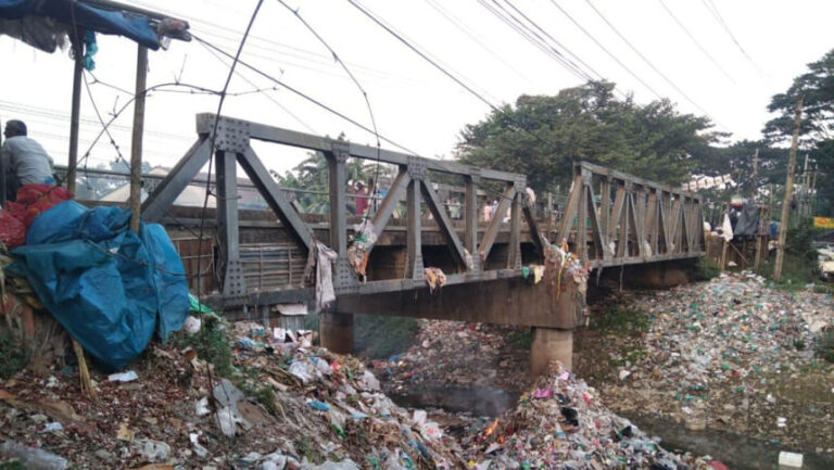 ジュリ川は今やゴミ捨て場