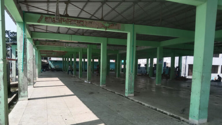 マヒプールの魚水揚げ場は4年間も放置されている