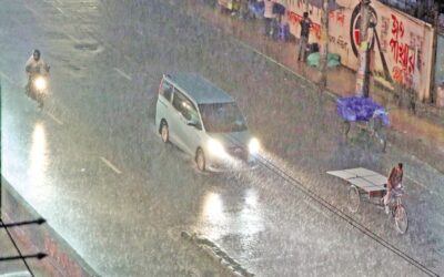 大雨により市内が冠水、交通混乱