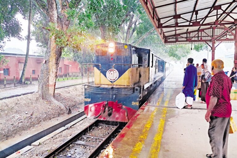 インドにあるバングラデシュ唯一の飛び地への列車
