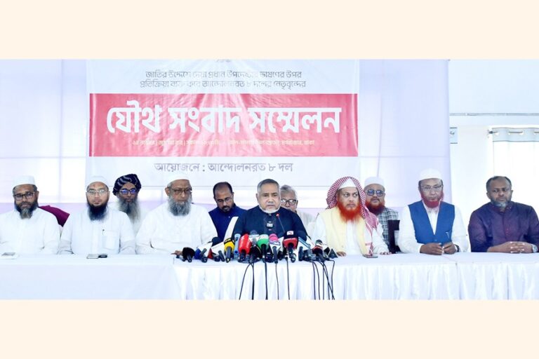 共同記者会見で発言するサイード・アブドラ・ムハンマド・タヘル