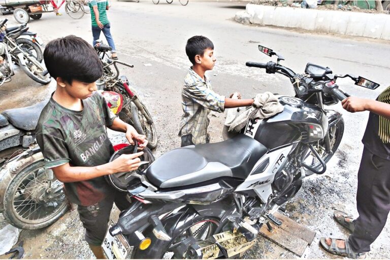 2人の子供がオートバイサービスセンターで働いている