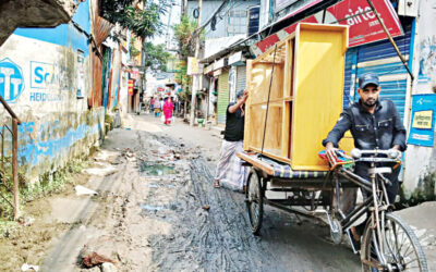 プルバ・ジュラインのティタス・ガス・カル道路：荒れた道路で通勤が毎日の面倒に