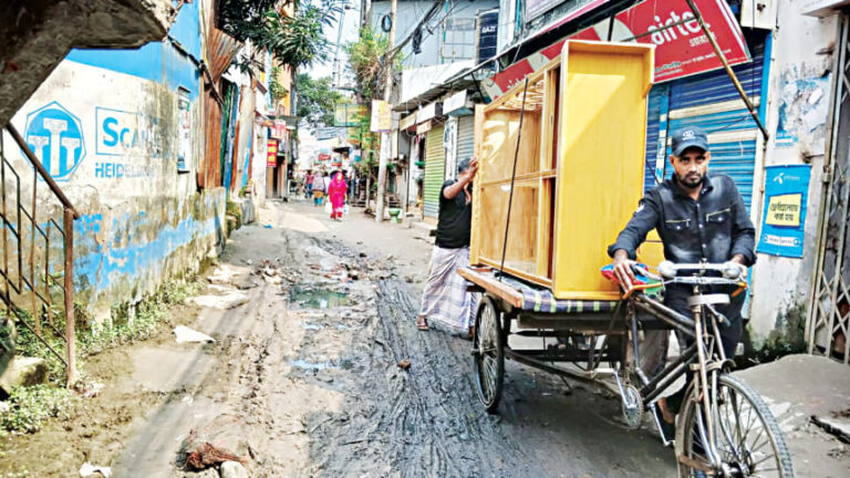 プルバ・ジュラインのティタス・ガス・カル道路：荒れた道路で通勤が毎日の面倒に