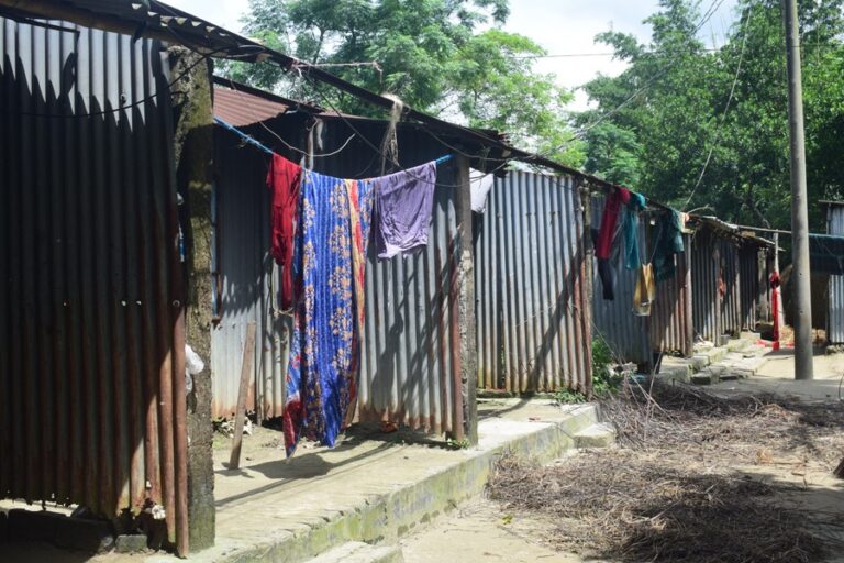 土地を持たない人々の家は20年間も荒廃したまま