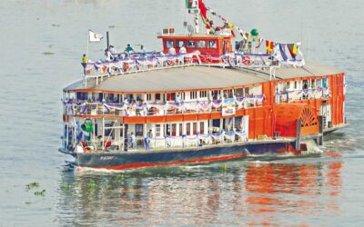 100年前の外輪船が遊覧クルーズとして進水