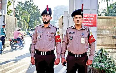 新しい制服を着た警察官