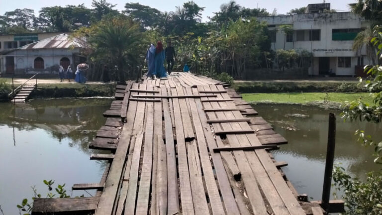 危険な橋は通勤を日常的な危険に変える