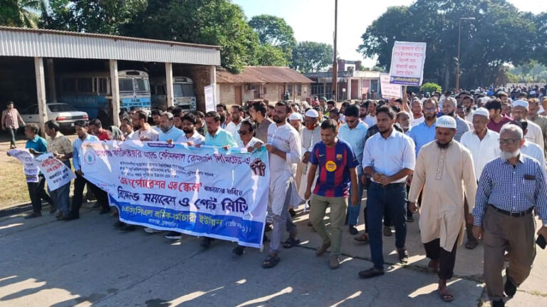 労働者は尿素生産の再開を要求