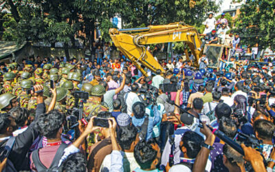 抗議者がムジブ氏の家を破壊しようとし、警官と衝突