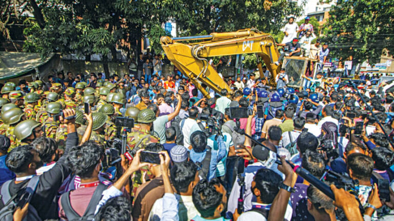 抗議者がムジブ氏の家を破壊しようとし、警官と衝突