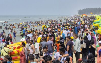 冬到来とともにコックスバザールのビーチでは行楽客が増加