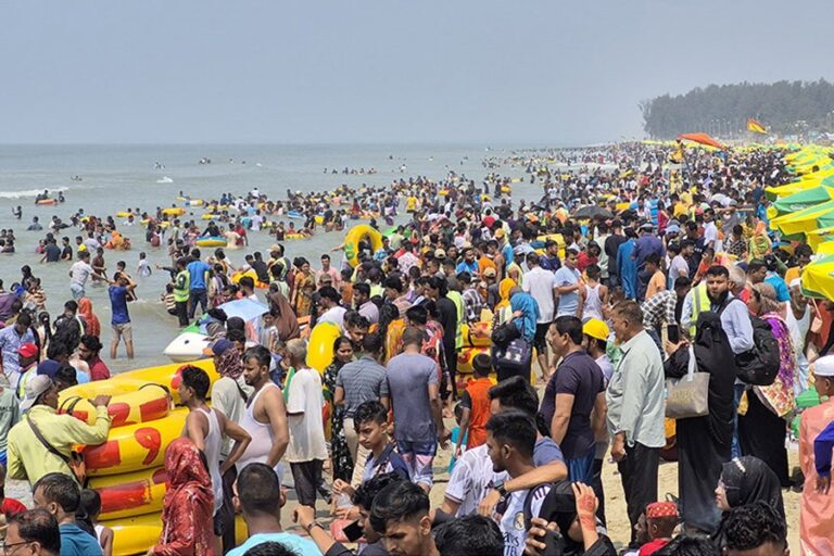 冬到来とともにコックスバザールのビーチでは行楽客が増加