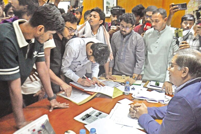 ダッカ大学（DU）の学生グループがDUの学長事務所を包囲した。