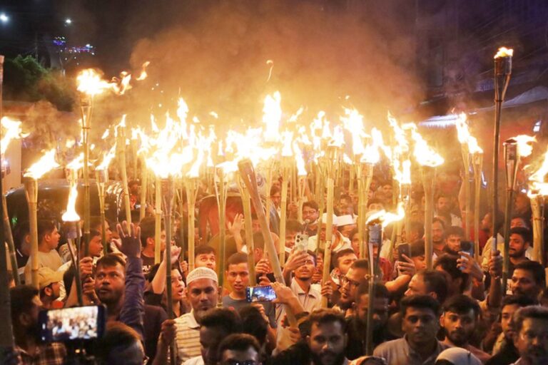 左派政党がグリスタンで聖火行列を行った