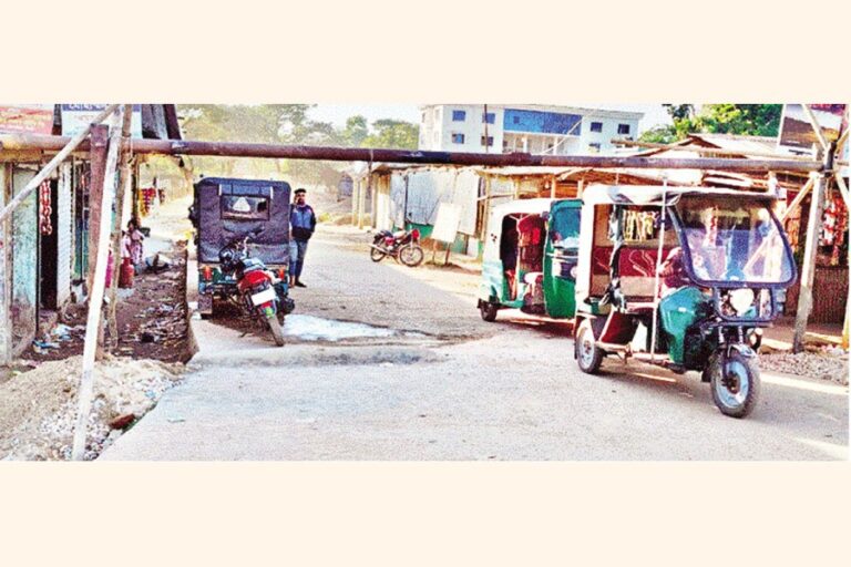 シレットのシャー・アルピン・ティラに石を守る鉄の門が設置