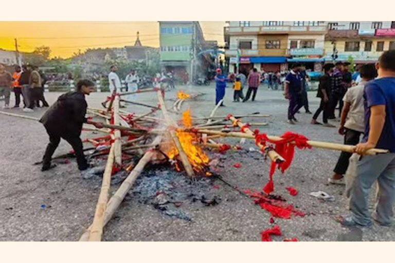 ネパールの町で政治的衝突後に夜間外出禁止令