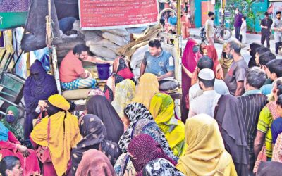 必需品の購入を待つ人々