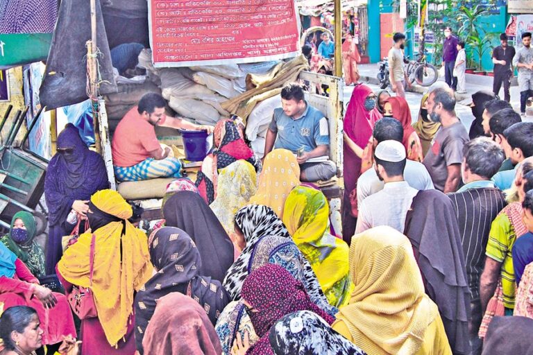 必需品の購入を待つ人々