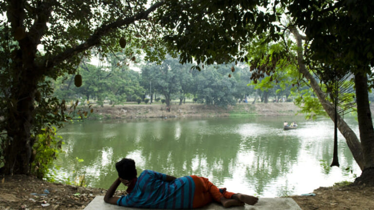 ダッカでは金曜日は祝祭のような気分