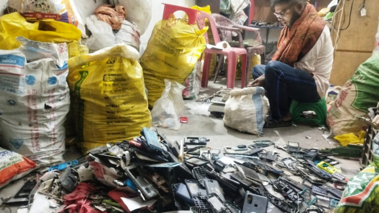 電子廃棄物の不適切な管理がクルナを危険にさらす