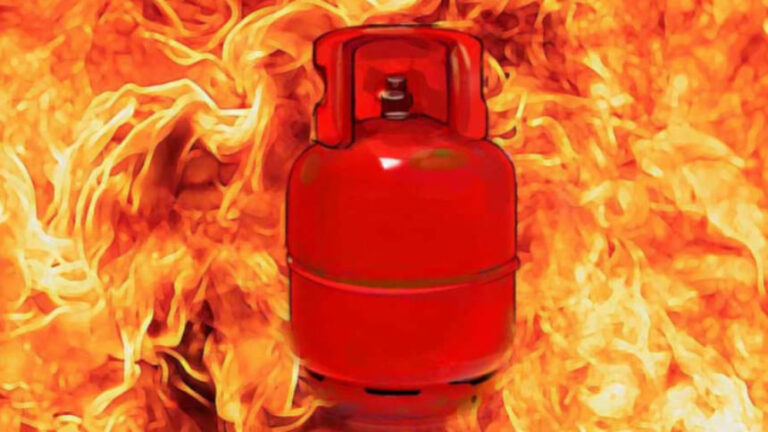 ガジプールのガスボンベ爆発で4人焼死