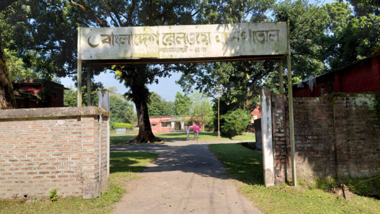 かつては活気に満ちていた鉄道病院は今や朽ち果てた建物となっている