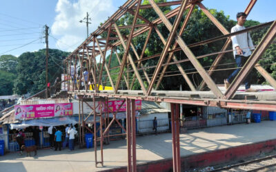 ラルモニルハット駅：25年前に危険と宣言されたが、歩道橋は今も使われている