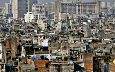 地震が国内を揺るがし、広範囲に被害をもたらす