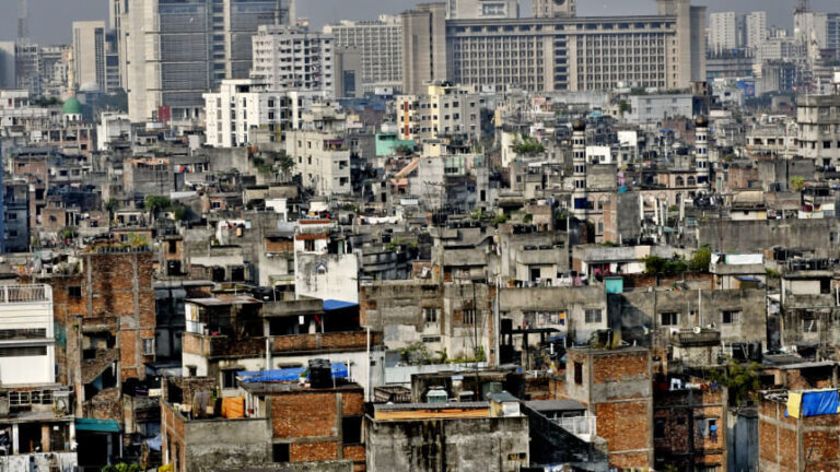 地震が国内を揺るがし、広範囲に被害をもたらす