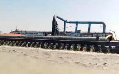 パトゥアカリのラバナバード川：砂の持ち上げが侵食を悪化させる