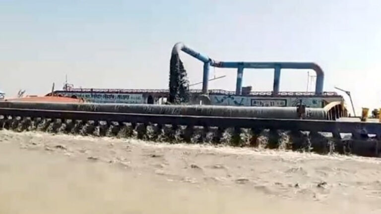 パトゥアカリのラバナバード川：砂の持ち上げが侵食を悪化させる