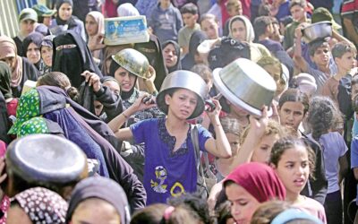 避難民となったパレスチナの少年が待つ