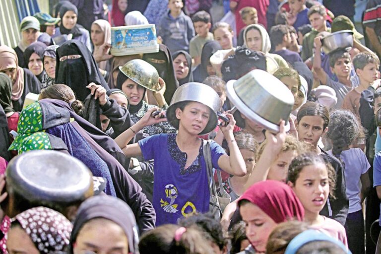 避難民となったパレスチナの少年が待つ