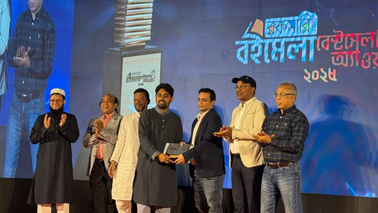 ラヒトル・イスラムがロコマリ・ベストセラー賞のフィクション部門で受賞