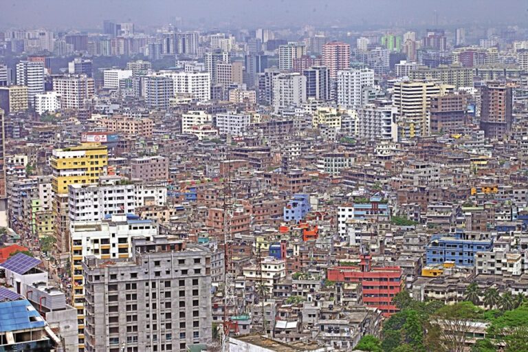 首都圏の多くの建物は地震の際に瓦礫に崩れ落ちる恐ろしい危険に直面している。